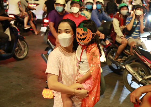 Đêm Halloween nhộn nhịp ở phố đi bộ Nguyễn Huệ ảnh 4