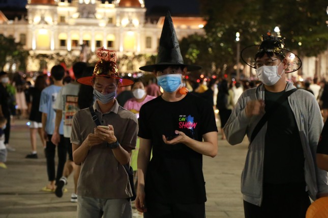 Đêm Halloween nhộn nhịp ở phố đi bộ Nguyễn Huệ ảnh 12
