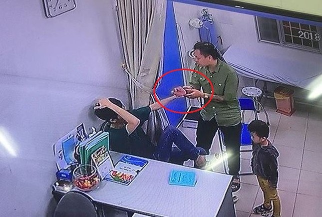 Hàng loạt vụ người nhà hành hung bác sỹ gây chấn động dư luận ảnh 1