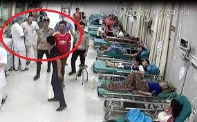 Hàng loạt vụ người nhà hành hung bác sỹ gây chấn động dư luận ảnh 2
