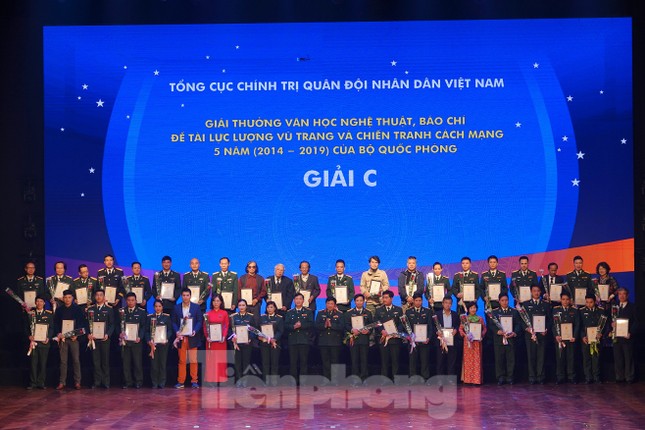 Bộ Quốc phòng trao tặng giải thưởng văn học, nghệ thuật, báo chí 5 năm ảnh 3