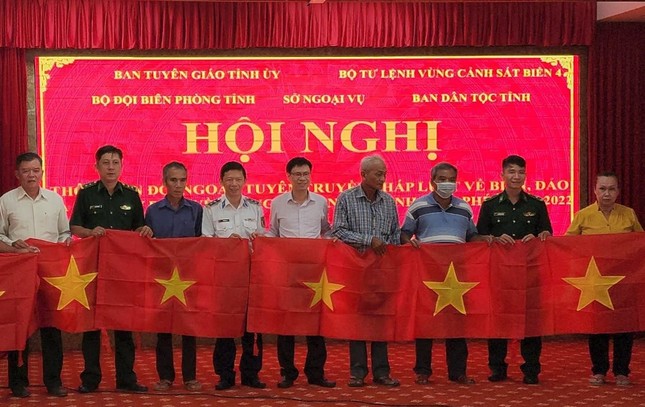 Đoàn viên Cảnh sát biển tuyên truyền pháp luật về biển đảo tại Kiên Giang ảnh 3