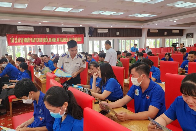 Đoàn viên Cảnh sát biển tuyên truyền pháp luật về biển đảo tại Kiên Giang ảnh 1