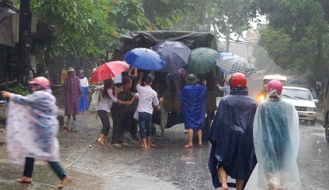 Xe đặc chủng, xuồng cứu hộ đưa đón thí sinh đi thi THPT ảnh 1