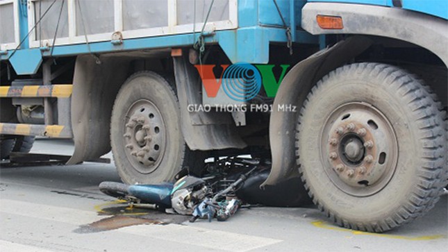 Xe tải cán nát xe máy, một phụ nữ chết thảm ảnh 1