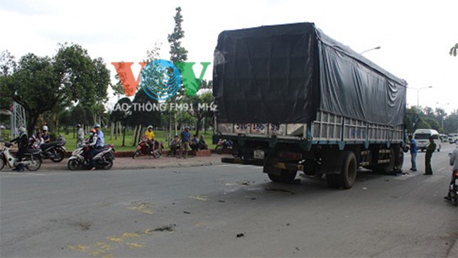Xe tải cán nát xe máy, một phụ nữ chết thảm ảnh 2