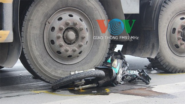 Xe tải cán nát xe máy, một phụ nữ chết thảm ảnh 3