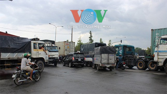 Xe tải cán nát xe máy, một phụ nữ chết thảm ảnh 4