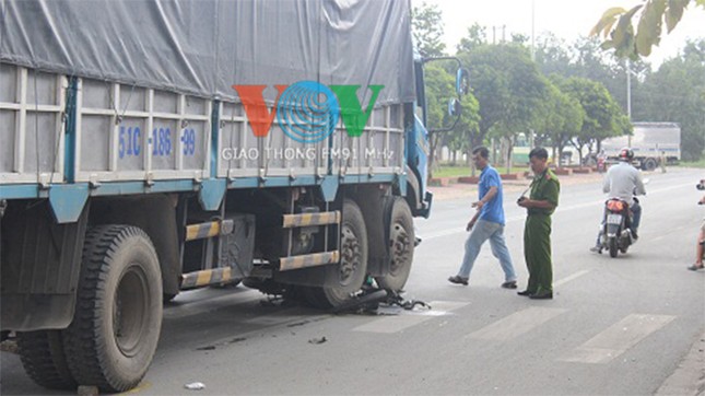 Xe tải cán nát xe máy, một phụ nữ chết thảm ảnh 6