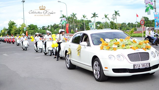 30 cặp rước dâu trên Vespa khuấy đảo thành phố Vinh ảnh 2