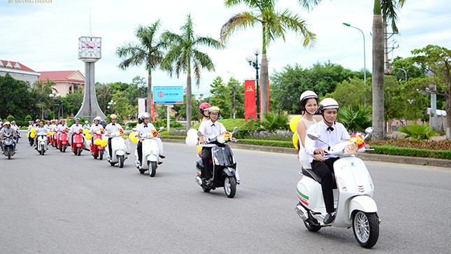 30 cặp rước dâu trên Vespa khuấy đảo thành phố Vinh ảnh 8