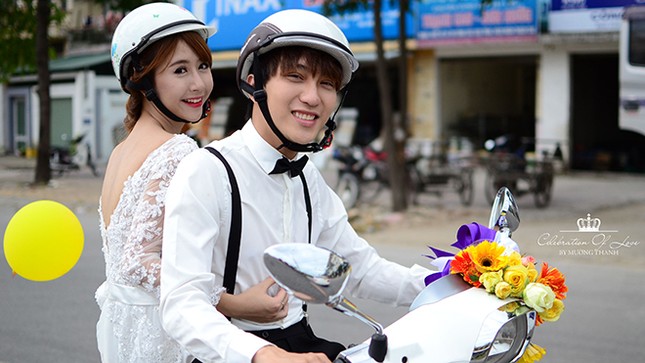 30 cặp rước dâu trên Vespa khuấy đảo thành phố Vinh ảnh 3