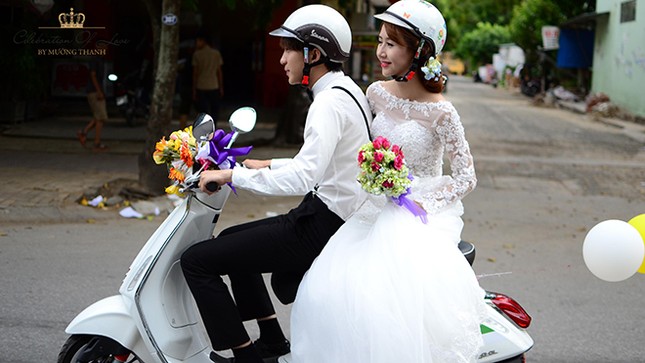 30 cặp rước dâu trên Vespa khuấy đảo thành phố Vinh ảnh 4
