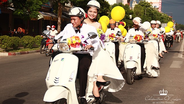 30 cặp rước dâu trên Vespa khuấy đảo thành phố Vinh ảnh 7