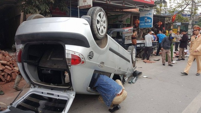 BẢN TIN ATGT: Đi lễ chùa về, ô tô con gặp nạn lật chổng vó ảnh 3