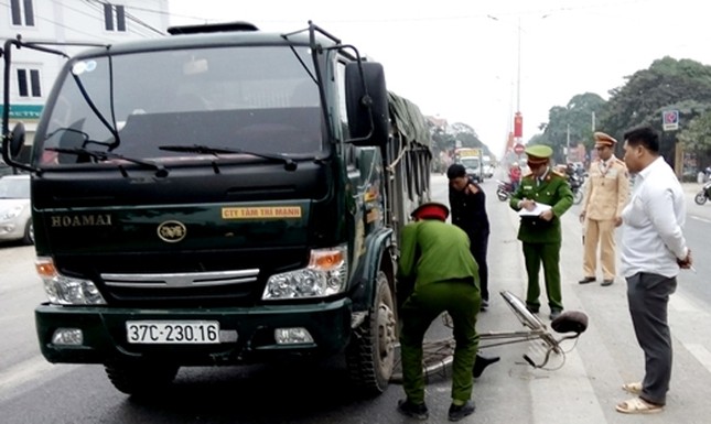 BẢN TIN ATGT: Đi lễ chùa về, ô tô con gặp nạn lật chổng vó ảnh 4