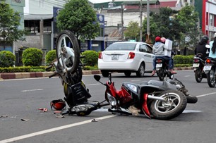 BẢN TIN ATGT: Đi lễ chùa về, ô tô con gặp nạn lật chổng vó ảnh 1
