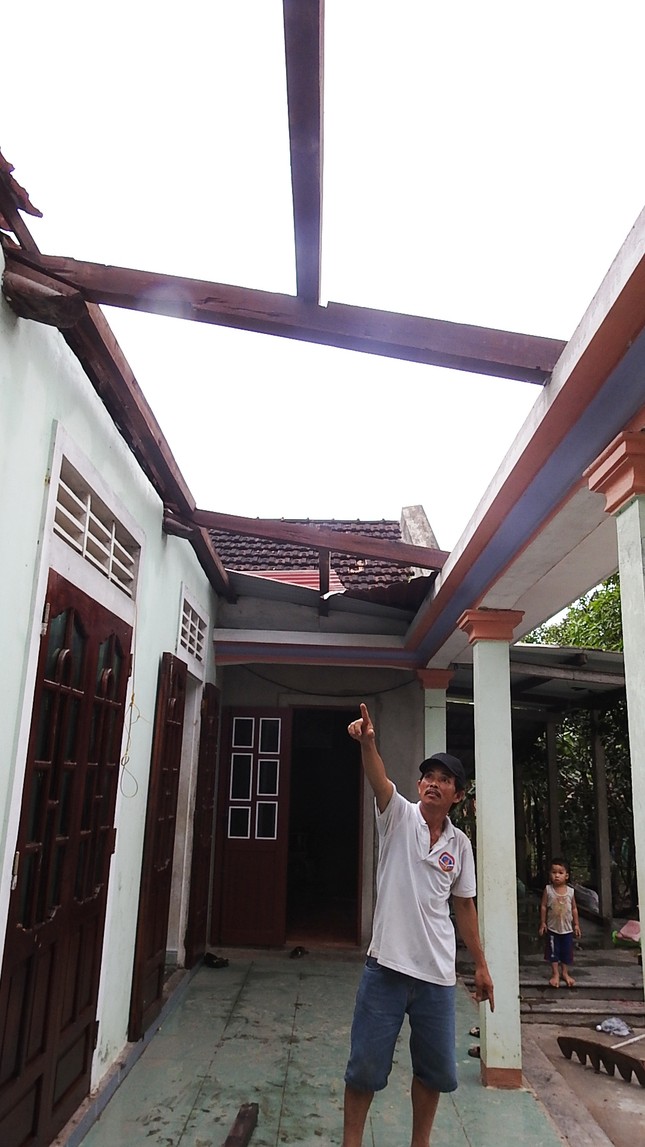 Lốc xoáy dữ dội ở Quảng Trị, hàng chục nhà dân tốc mái ảnh 1