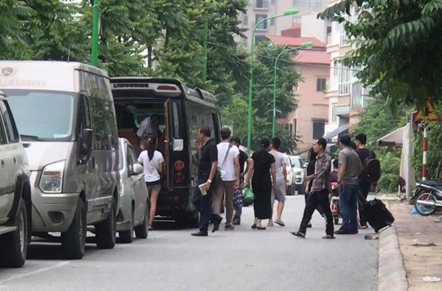 Limousine 'núp bóng' xe hợp đồng, chạy tuyến cố định bát nháo ảnh 4