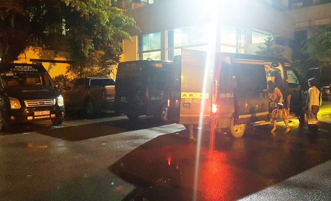 Limousine 'núp bóng' xe hợp đồng, chạy tuyến cố định bát nháo ảnh 1