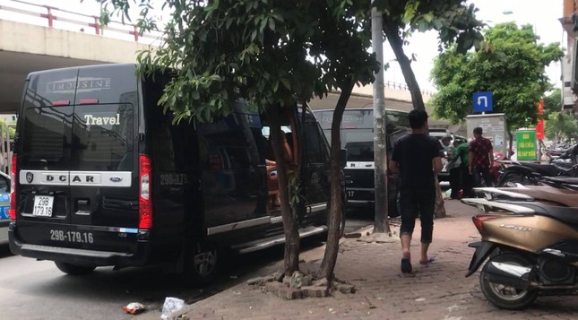 Limousine 'núp bóng' xe hợp đồng, chạy tuyến cố định bát nháo ảnh 3