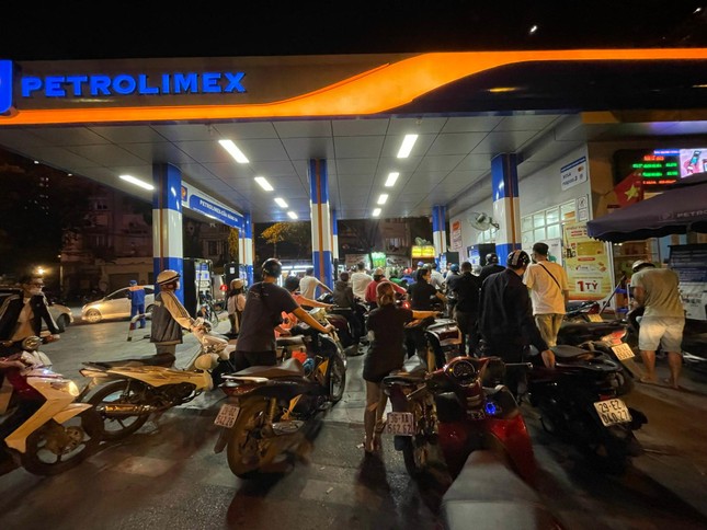 Người Hà Nội ‘khóc thét’ vì cây xăng đóng cửa, uất ức mua 30.000 đồng/lít ở vỉa hè ảnh 4