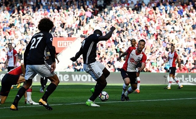 Mourinho bị đuổi, M.U thắng nhọc Southampton ảnh 1