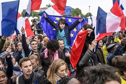 Một châu Âu khủng hoảng sẽ ‘tìm thấy ánh sáng’ với chiến thắng của Macron ảnh 1