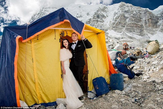 Cặp đôi kiên trì leo núi suốt 3 tuần để kết hôn trên đỉnh Everest ảnh 11