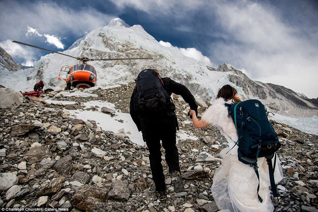 Cặp đôi kiên trì leo núi suốt 3 tuần để kết hôn trên đỉnh Everest ảnh 12