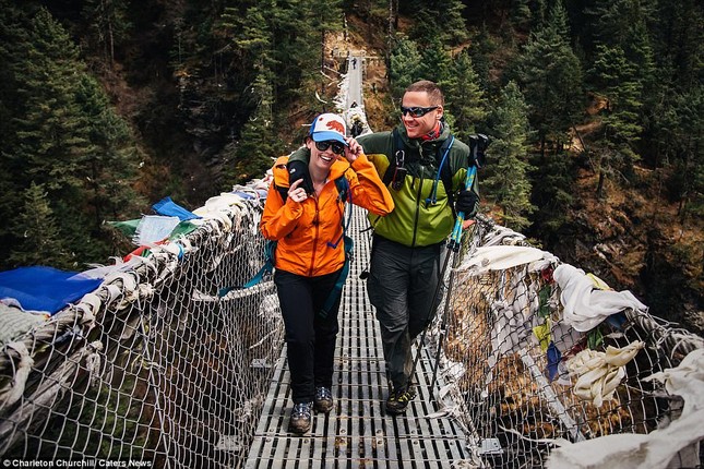 Cặp đôi kiên trì leo núi suốt 3 tuần để kết hôn trên đỉnh Everest ảnh 1