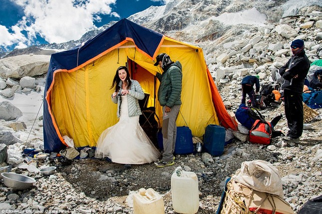 Cặp đôi kiên trì leo núi suốt 3 tuần để kết hôn trên đỉnh Everest ảnh 2