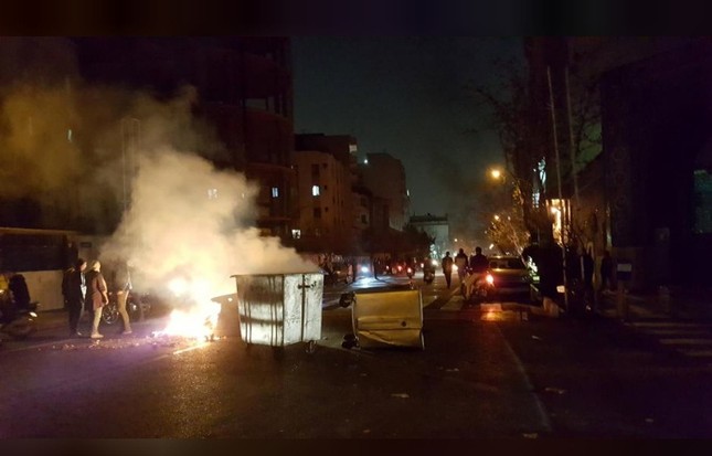 Biểu tình bạo lực chống chính phủ chưa từng có bùng nổ ở Iran ảnh 1