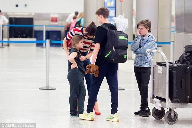 Cuộc sống thiếu tình cha của Suri Cruise, trái ngược Harper Beckham ảnh 16