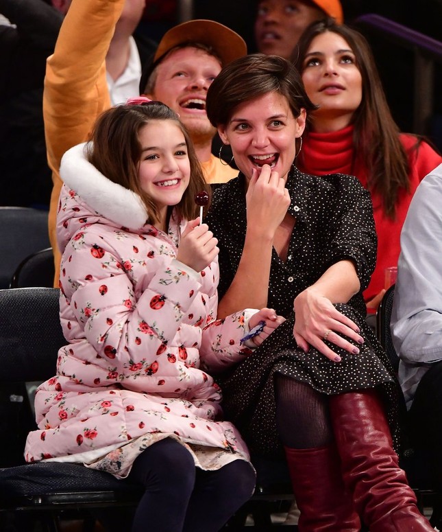Cuộc sống thiếu tình cha của Suri Cruise, trái ngược Harper Beckham ảnh 11