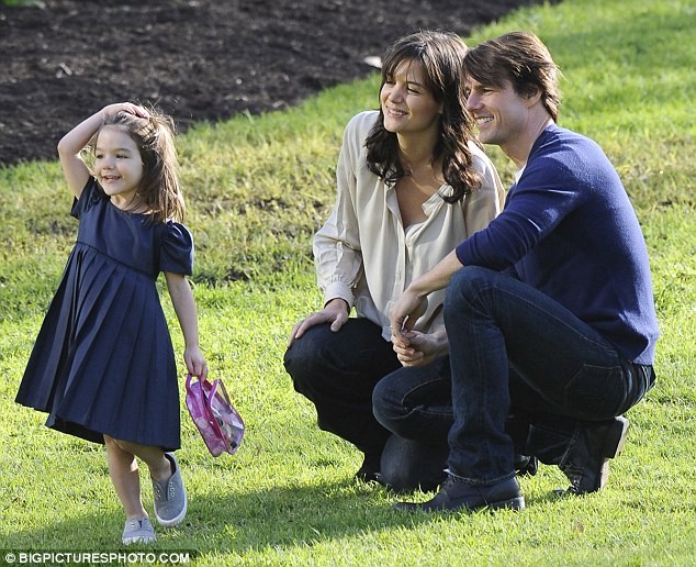 Cuộc sống thiếu tình cha của Suri Cruise, trái ngược Harper Beckham ảnh 4