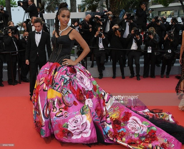 Nhà thiết kế ‘chiếm chỗ’ thảm đỏ Cannes với bộ cánh kỳ dị ảnh 12