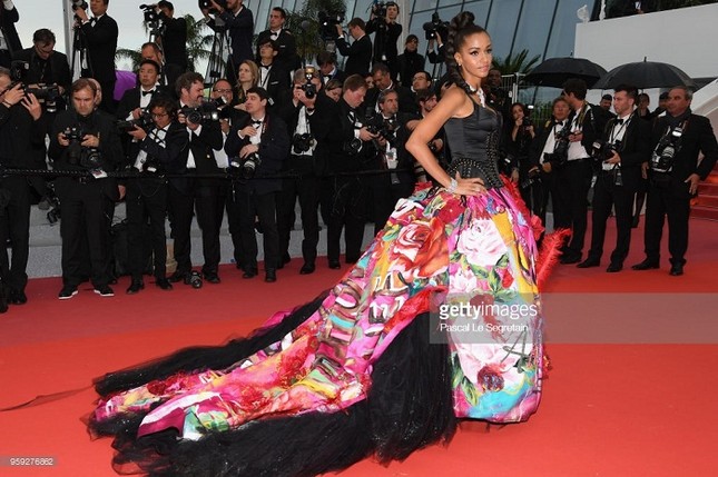 Nhà thiết kế ‘chiếm chỗ’ thảm đỏ Cannes với bộ cánh kỳ dị ảnh 13