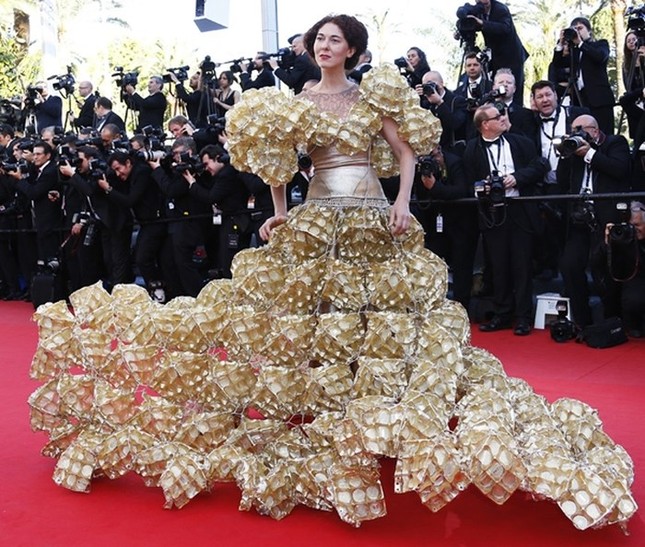 Nhà thiết kế ‘chiếm chỗ’ thảm đỏ Cannes với bộ cánh kỳ dị ảnh 9