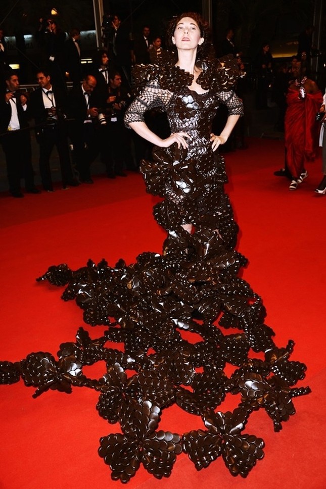 Nhà thiết kế ‘chiếm chỗ’ thảm đỏ Cannes với bộ cánh kỳ dị ảnh 11