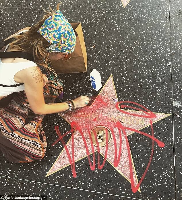 Paris Jackson kỳ cọ ngôi sao tên cha ở Đại lộ danh vọng và bất ngờ... ảnh 1