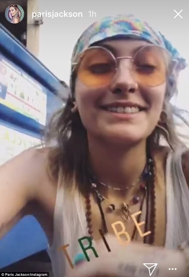 Paris Jackson kỳ cọ ngôi sao tên cha ở Đại lộ danh vọng và bất ngờ... ảnh 3