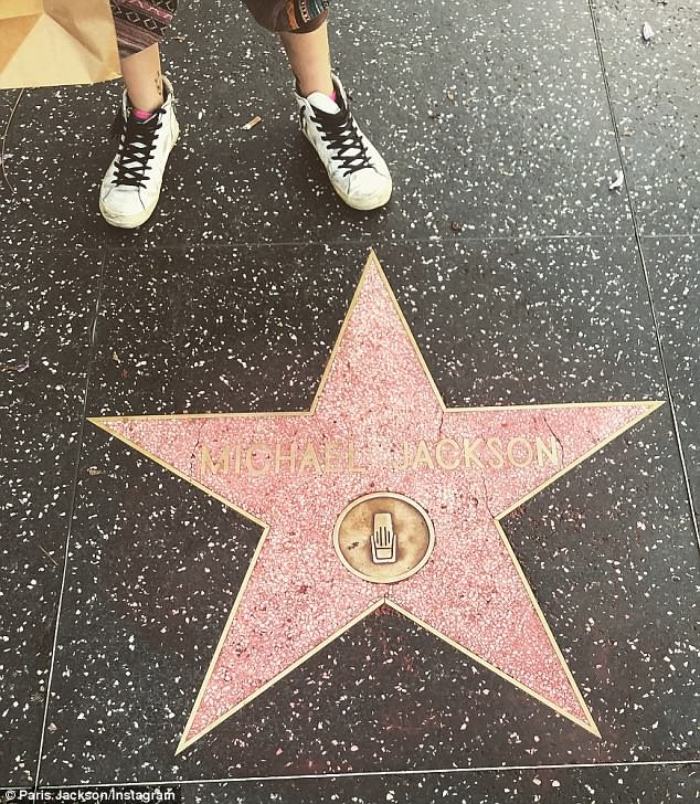 Paris Jackson kỳ cọ ngôi sao tên cha ở Đại lộ danh vọng và bất ngờ... ảnh 2
