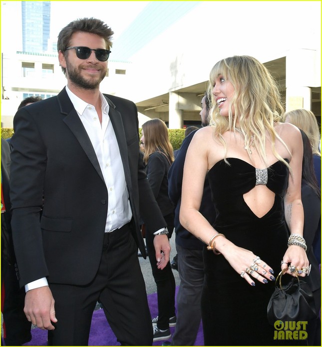 Đi sự kiện mừng anh chồng, Miley Cyrus thành tâm điểm vì quá gợi cảm ảnh 6
