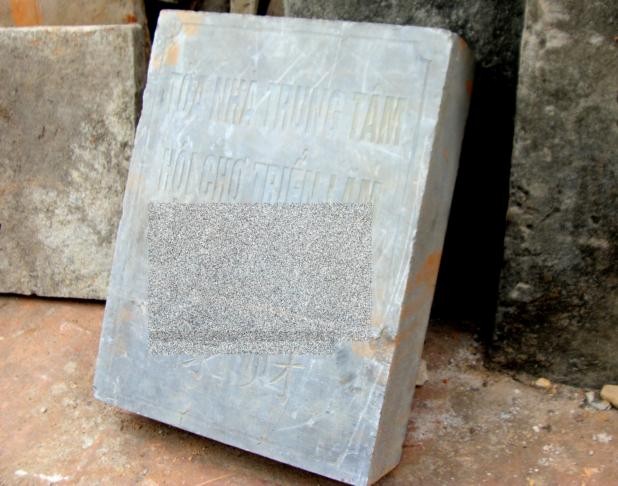 Vị đại gia ở Hải Phòng lấy khối đá tạc tấm biển này đã phải trả lại cho chùa Giải Oan. Ảnh: Lao Động