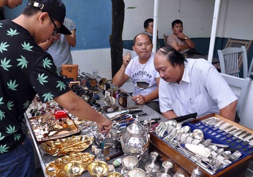 Đa dạng các sản phẩm “ve chai”, cũ có, mới có và đối với người không cần đó là “ve chai” nhưng đối với người đang cần đó là “báu vật”.