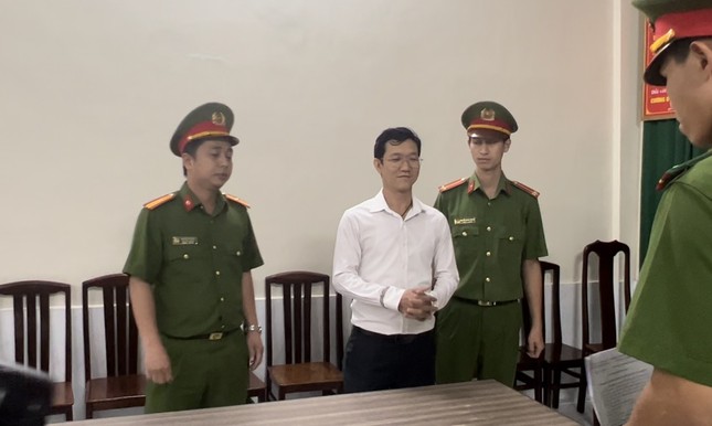 Tòa triệu tập ca sĩ Đàm Vĩnh Hưng, Thủy Tiên tới phiên tòa xét xử bà Phương Hằng ảnh 1