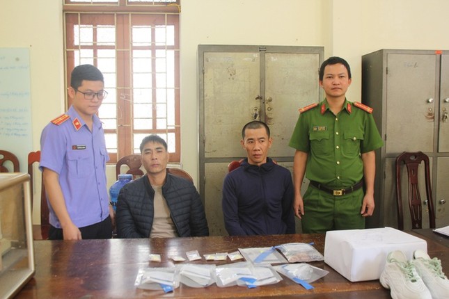 Hai người bị bắt khi chuyển ma túy từ Châu Âu về Việt Nam ảnh 1