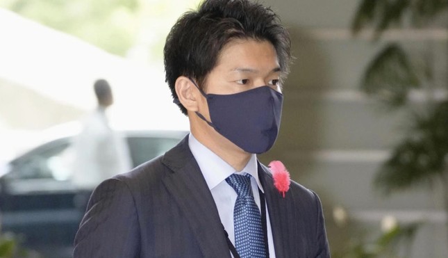 Con trai Thủ tướng Nhật Kishida bị chỉ trích vì đi shopping bằng xe công ảnh 1