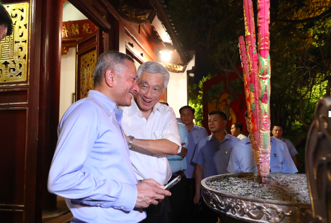 Thủ tướng Singapore Lý Hiển Long dạo hồ Hoàn Kiếm, thăm đền Ngọc Sơn ảnh 5